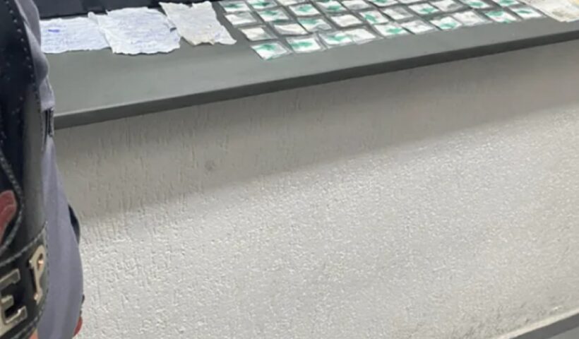 Homem é preso com porções de cocaína e mais de R$ 1.000 em espécie, em São José