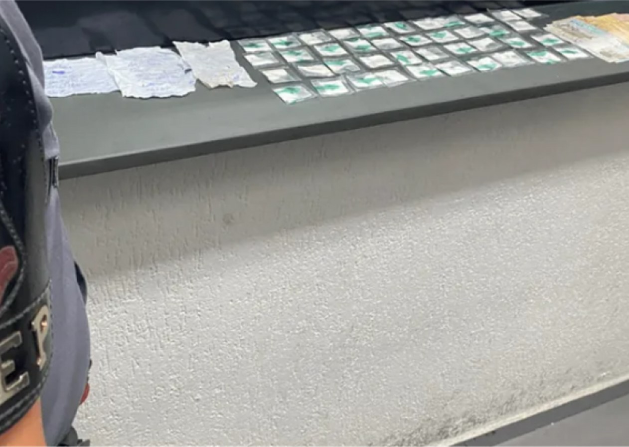 Homem é preso com porções de cocaína e mais de R$ 1.000 em espécie, em São José
