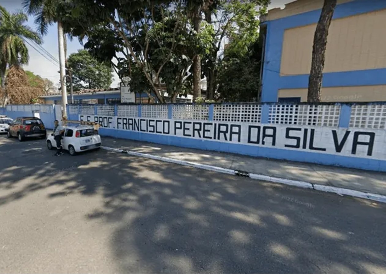 Adolescentes são socorridos após aluno disparar spray de pimenta em escola de SJC