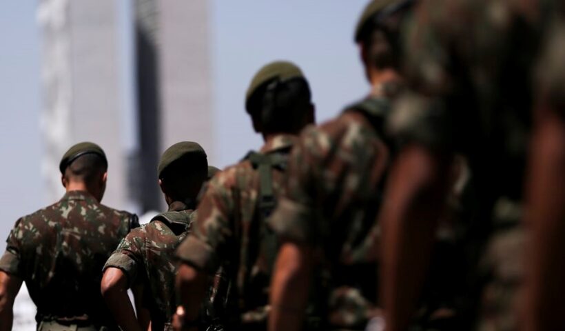 Exército e FAB seguem Marinha e pedem desfiliação partidária de militares