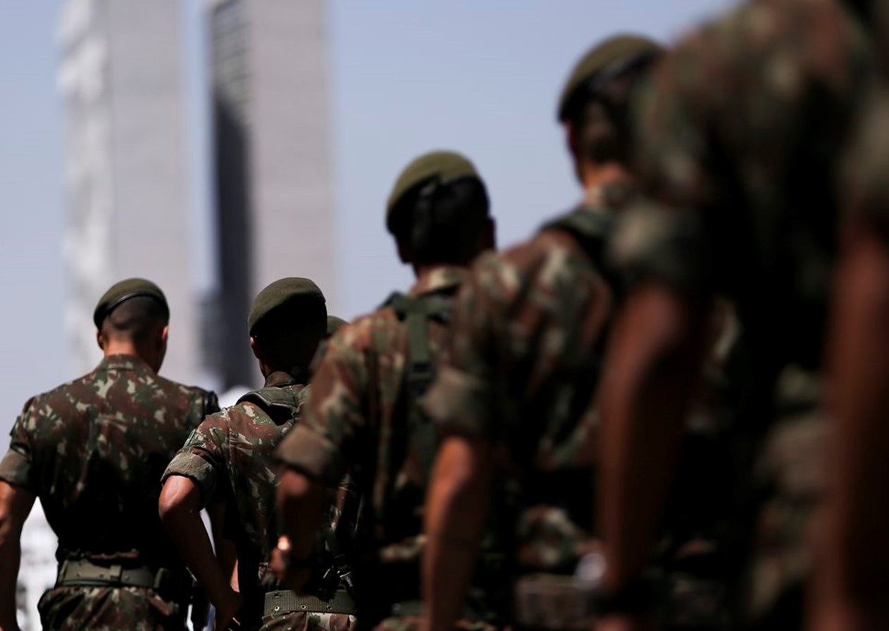 Exército e FAB seguem Marinha e pedem desfiliação partidária de militares
