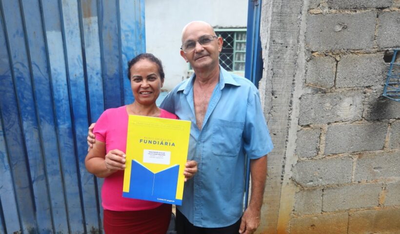 Famílias do Majestic recebem títulos de posse da prefeitura