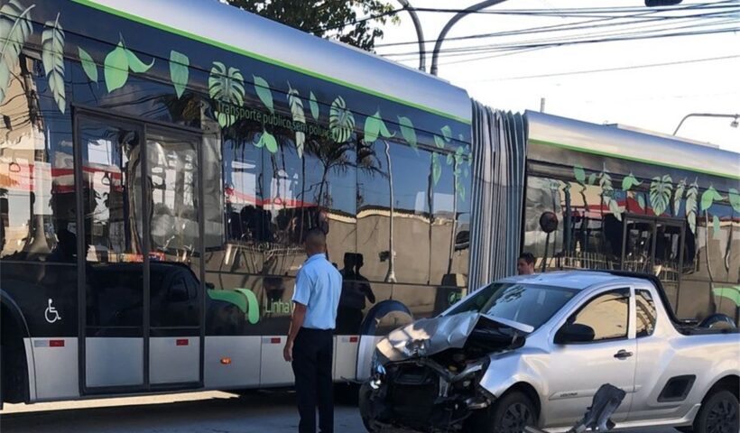 Carro bate em ônibus da Linha Verde em São José