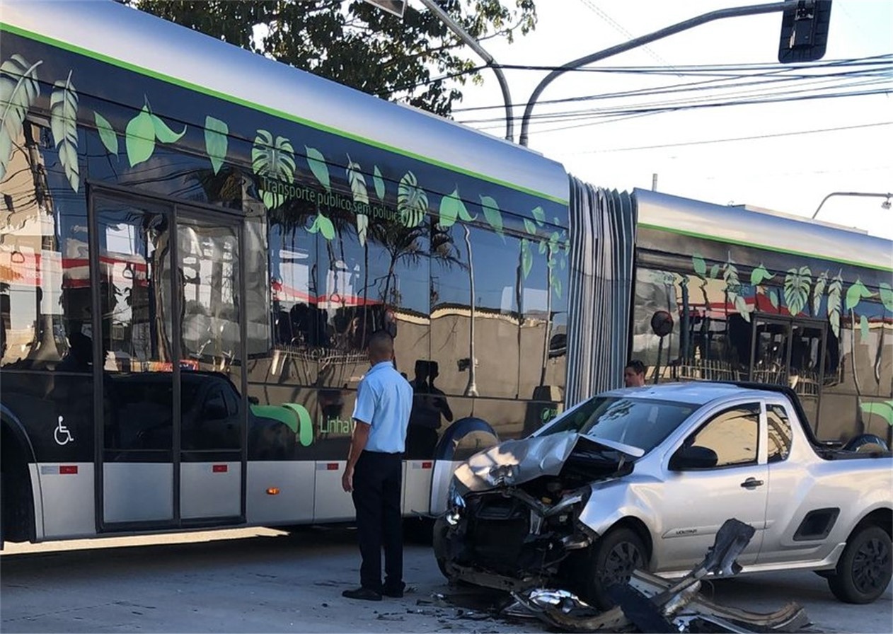 Carro bate em ônibus da Linha Verde em São José