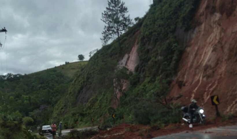 Queda de barreira interdita rod. Dr. Caio Gomes Figueiredo, em Pinda