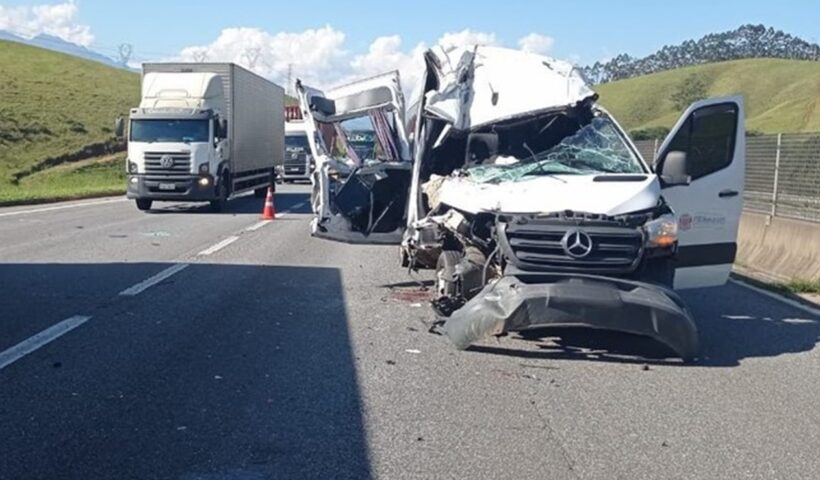 Idoso morre em colisão entre van e caminhão na Dutra em Lavrinhas