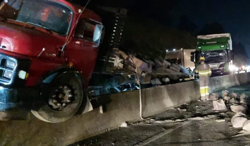 Acidente entre caminhões deixa três feridos e interdita Dutra por 3h em Caçapava