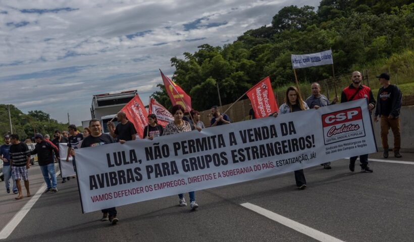 Funcionários da Avibras protestam na Rodovia dos Tamoios