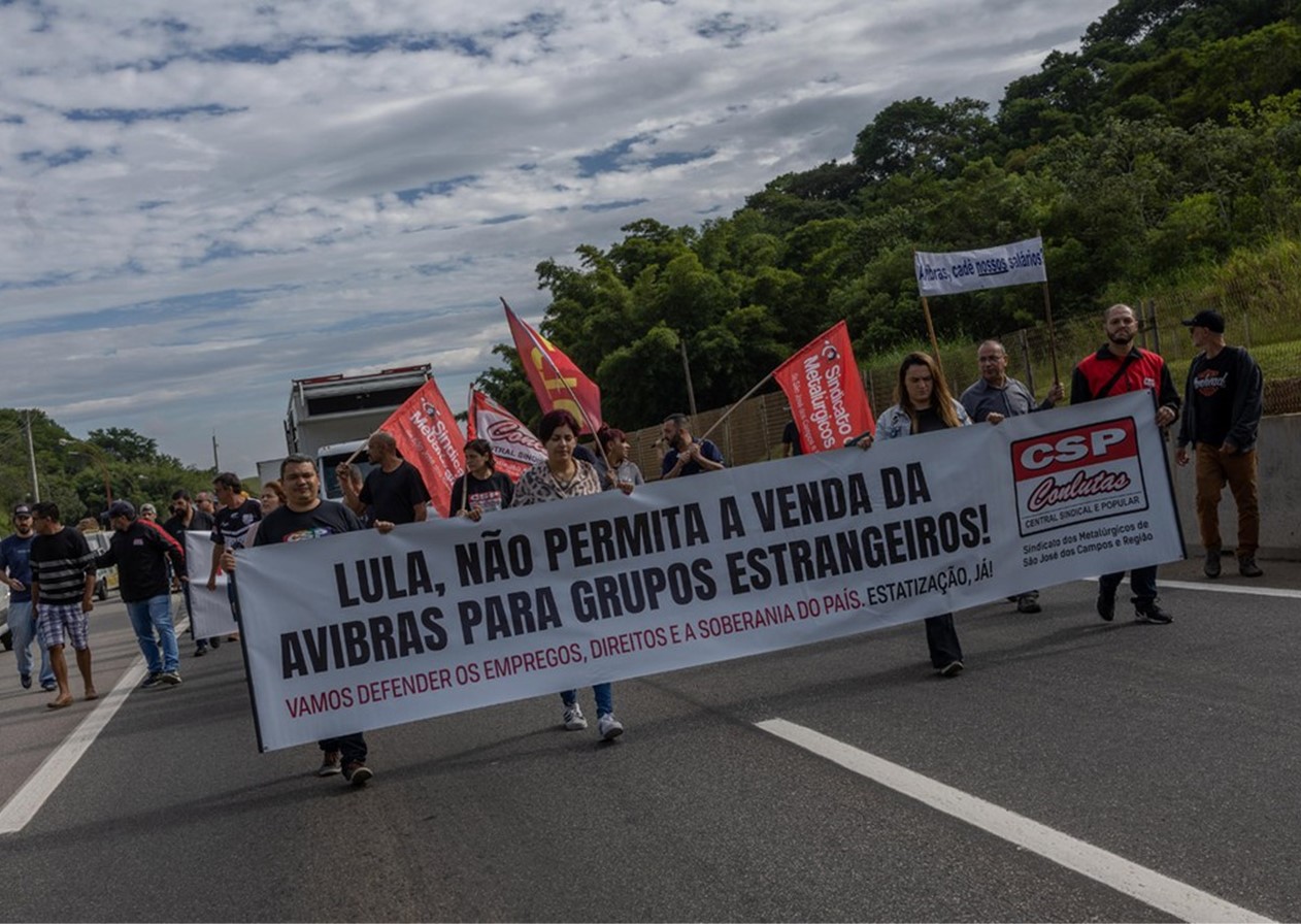 Funcionários da Avibras protestam na Rodovia dos Tamoios