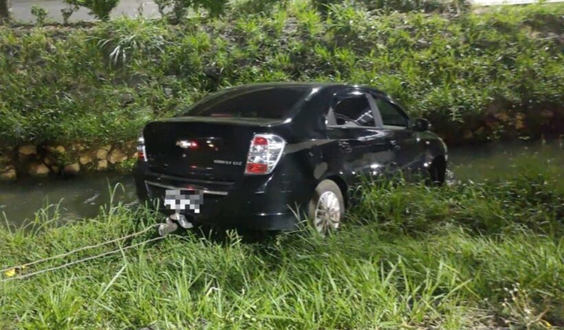Motorista passa mal e cai com carro em córrego, em Caçapava