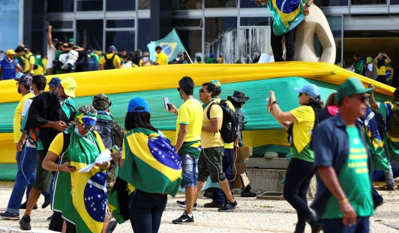 AGU processa 27 pessoas que postaram nas redes durante atos golpistas