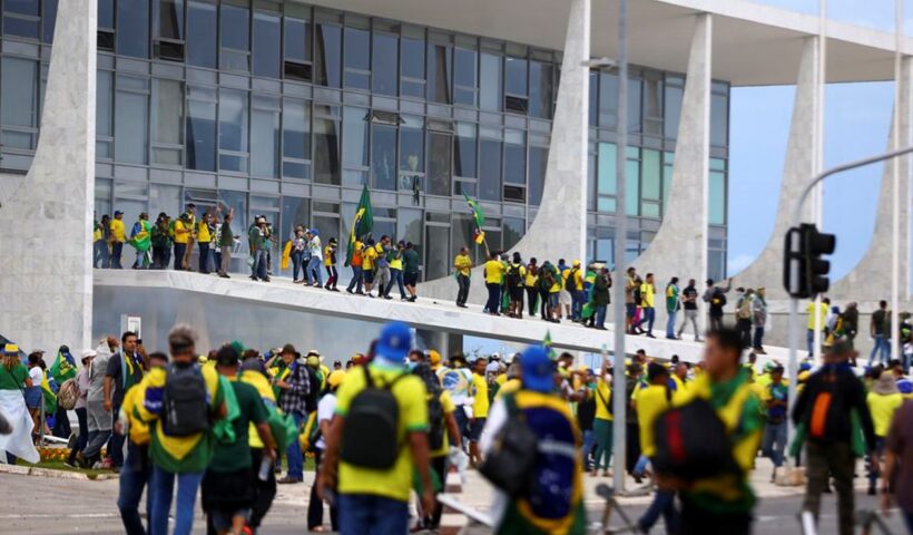 STF inicia julgamento de denúncias contra envolvidos em atos golpistas