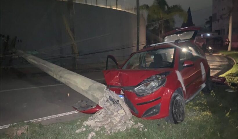 Motorista bate e derruba poste na zona oeste de São José