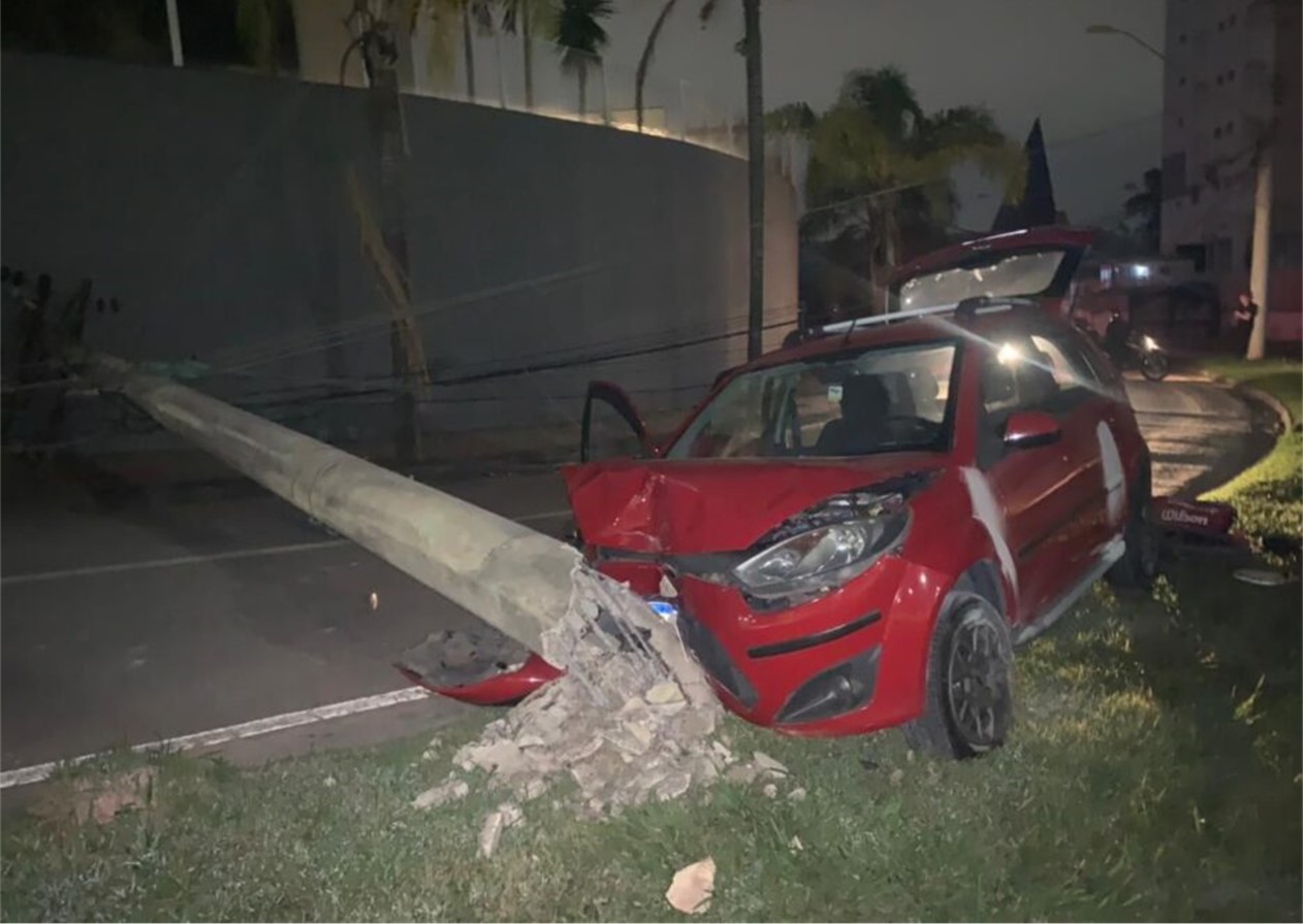 Motorista bate e derruba poste na zona oeste de São José