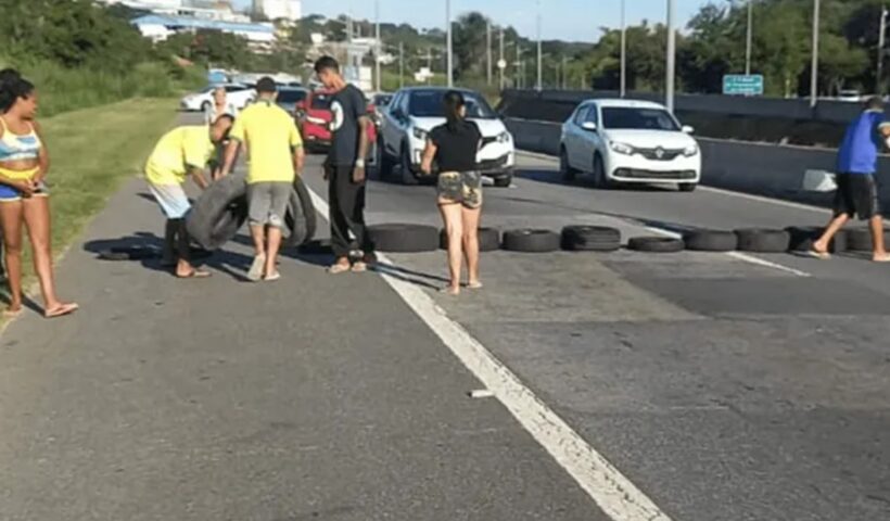 Manifestação bloqueia Av. Mário Covas em São José por uma hora