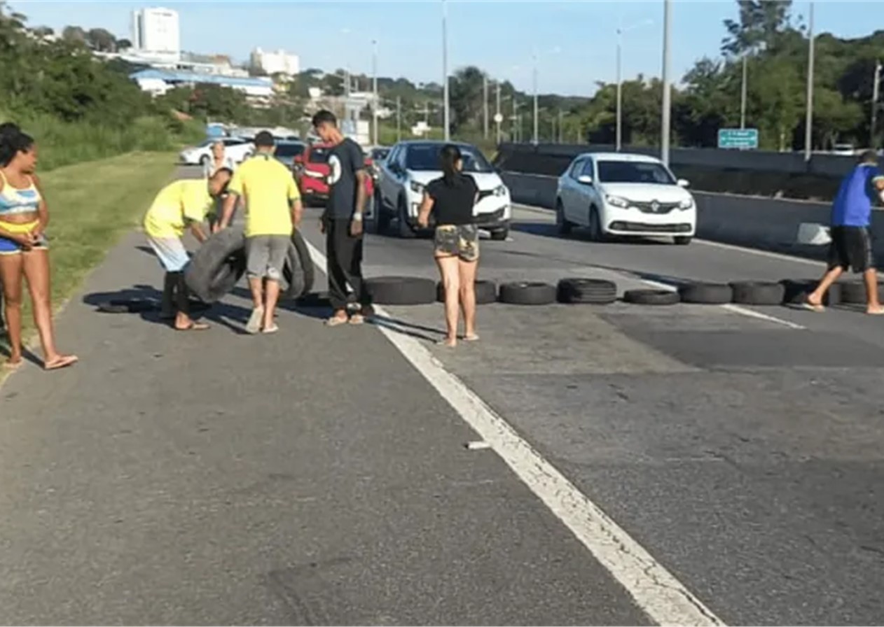 Manifestação bloqueia Av. Mário Covas em São José por uma hora