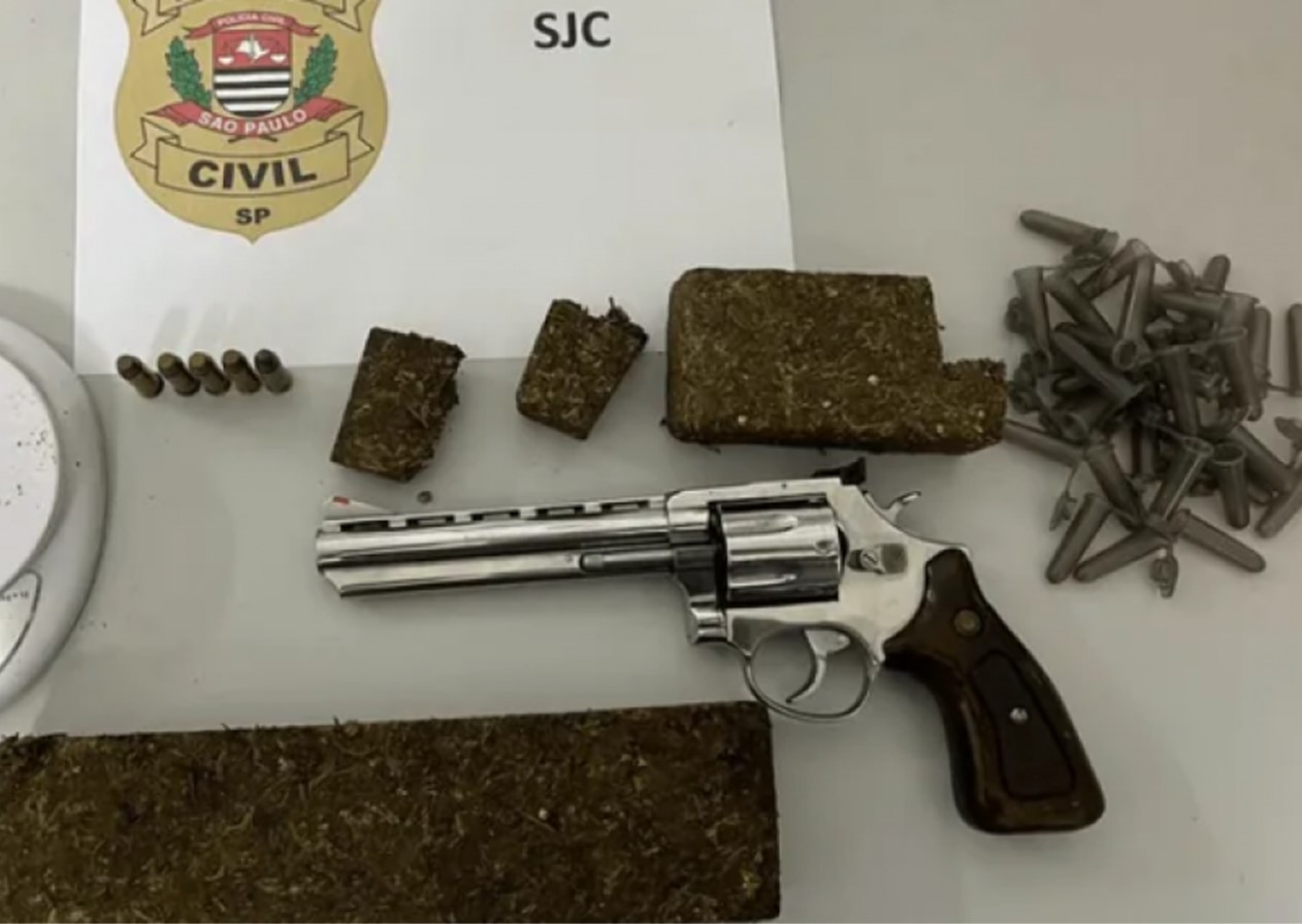 Polícia apreende arma e tijolo de maconha na região sudeste de SJC