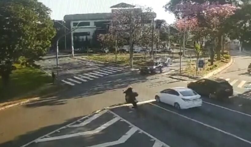 Carro avança sinal e colide com moto em Taubaté