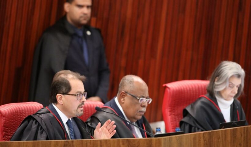 TSE suspende sessão com 3 votos a 1 pela inelegibilidade de Bolsonaro