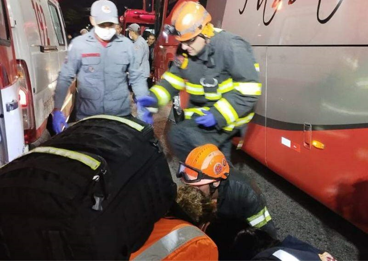 Adolescente fica ferido após acidente envolvendo moto e ônibus em São José