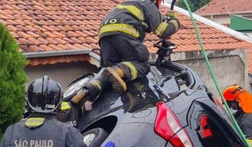 Casal fica ferido após colisão frontal entre carros, em Taubaté