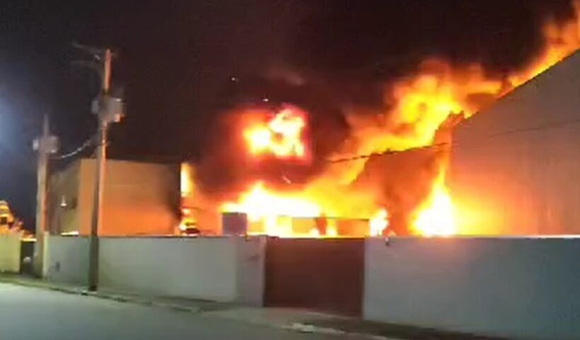 Bombeiros levam 15h para extinguir incêndio em depósito de recicláveis em Taubaté