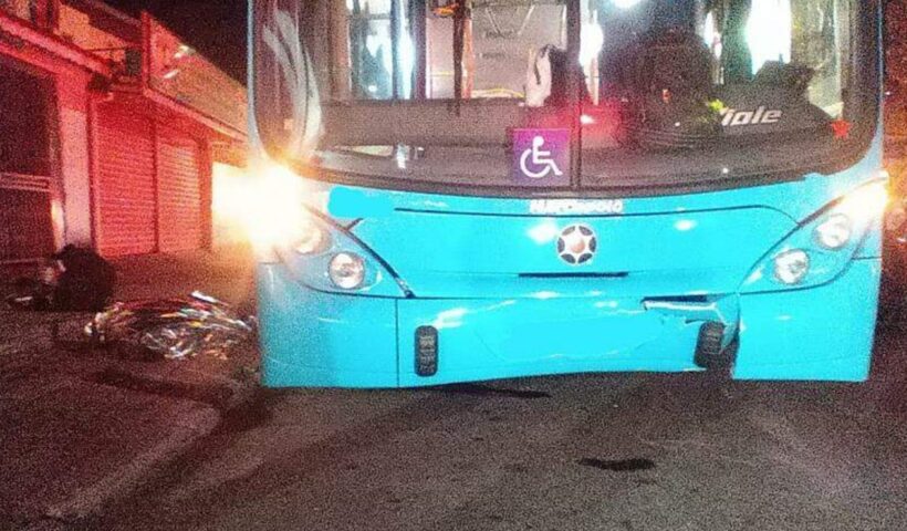 Motociclista morre após ser atropelado por ônibus em São José