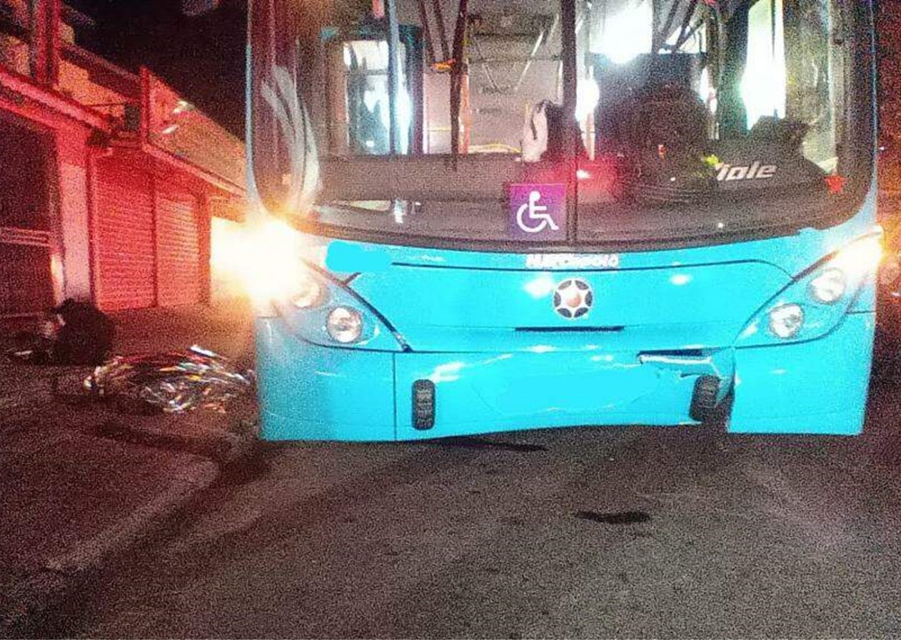 Motociclista morre após ser atropelado por ônibus em São José