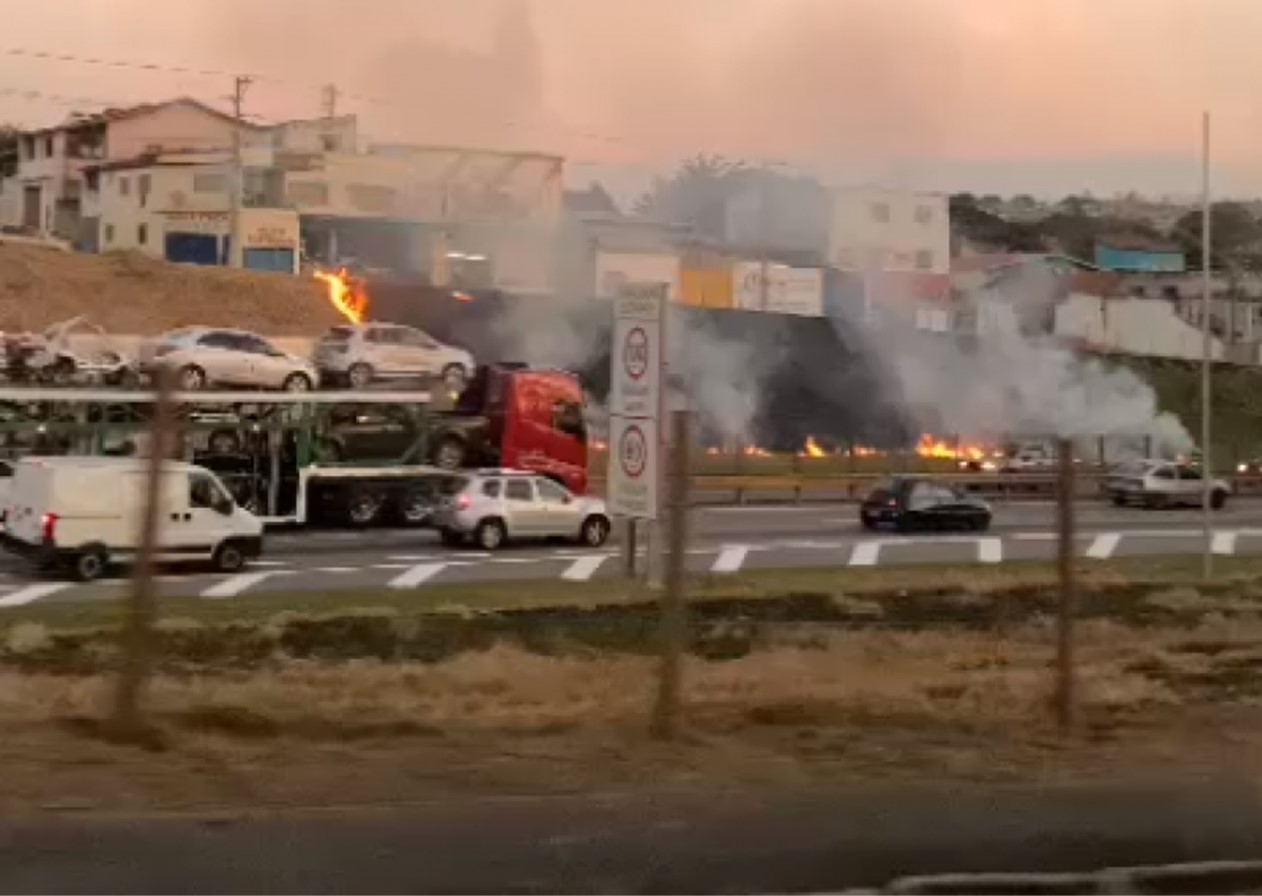 Fogo consome quase 300 m² de vegetação nas margens da Dutra em Taubaté