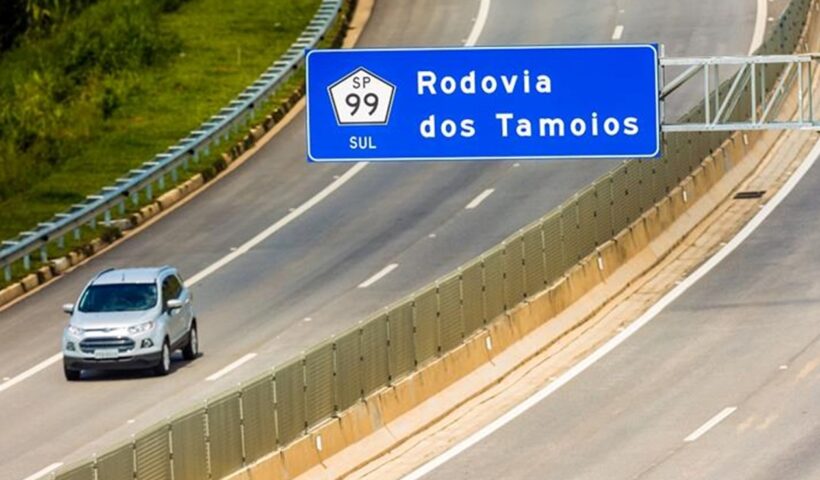 Duas pessoas ficam feridas após carro capotar na Tamoios, em SJC