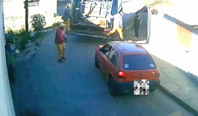 Carro bate na traseira de caminhão de lixo em Campos do Jordão