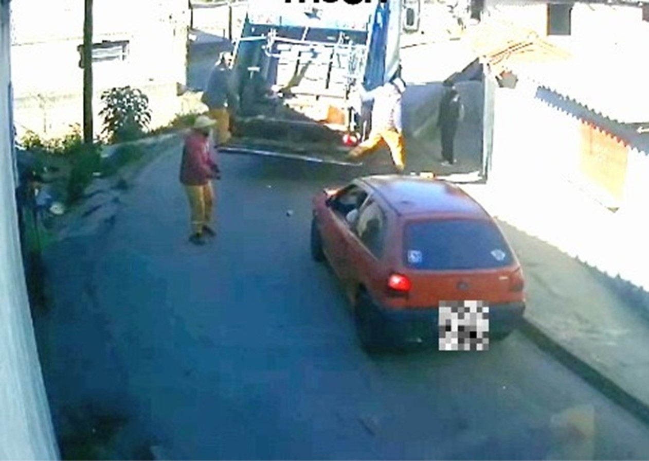 Carro bate na traseira de caminhão de lixo em Campos do Jordão