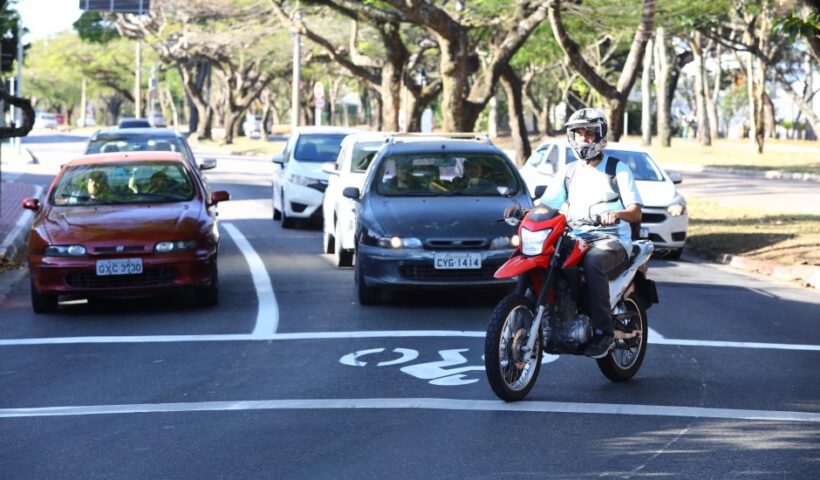 São José implanta faixas de retenção para motos em cruzamentos