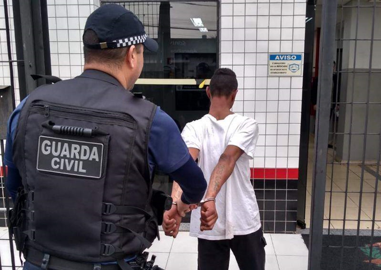 Morador de rua que furtava registros e torneiras de lojas e casas é preso em Pinda