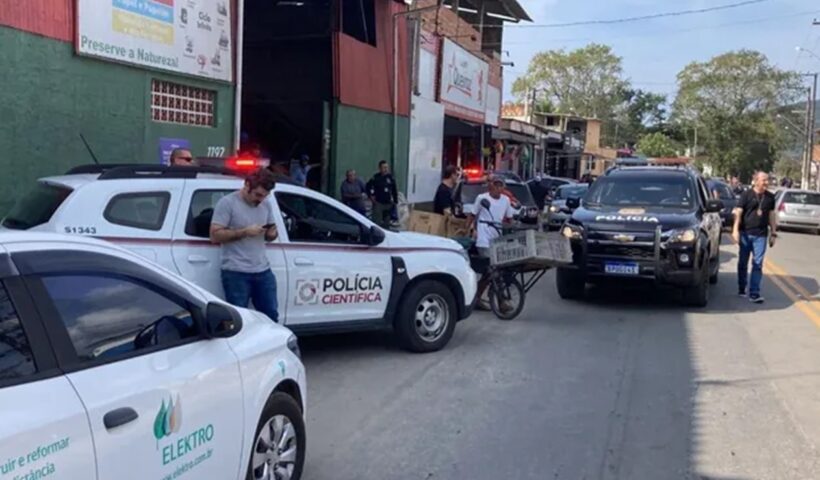 Polícia apreende 483 kg de fios e 4 pessoas durante operação em Ubatuba