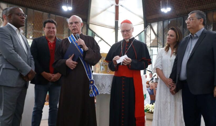 Padre Júlio Lancellotti recebe medalha da Ordem do Mérito