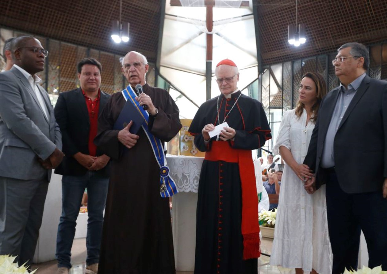 Padre Júlio Lancellotti recebe medalha da Ordem do Mérito