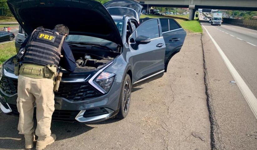 Carro de luxo roubado no RJ é recuperado na Dutra em São José