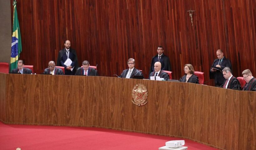 TSE suspende julgamento de Bolsonaro por abuso de poder nas eleições