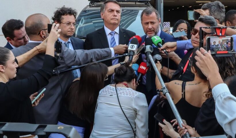 Bolsonaro vai à PF, mas não presta depoimento