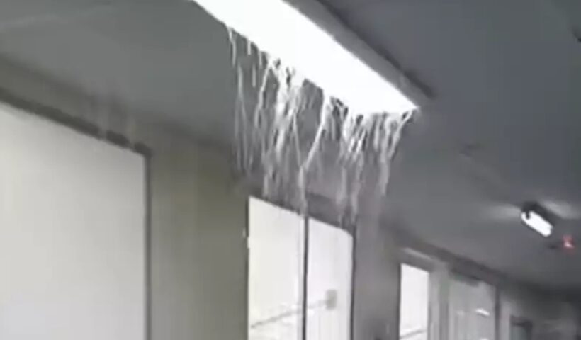 Chuva invade e alaga Hospital da Vila Industrial, em São José
