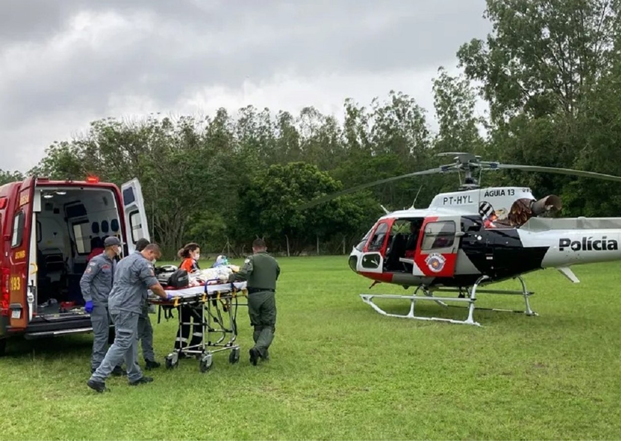 Menino atropelado por moto em SJC continua internado em estado grave