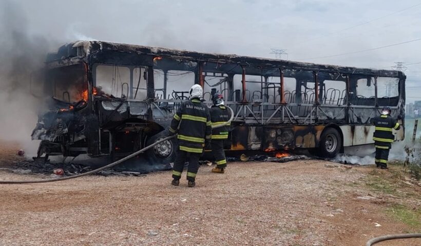 Ônibus fica destruído após pegar fogo em São José dos Campos