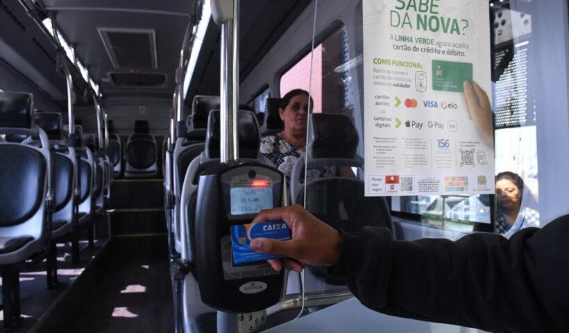Ônibus de SJC começam a aceitar cartão de débito e crédito