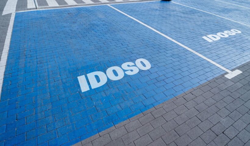 Veja como emitir credencial de vaga preferencial de idoso pelo celular