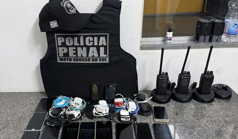 Operação apreende mais de mil celulares em presídios do país