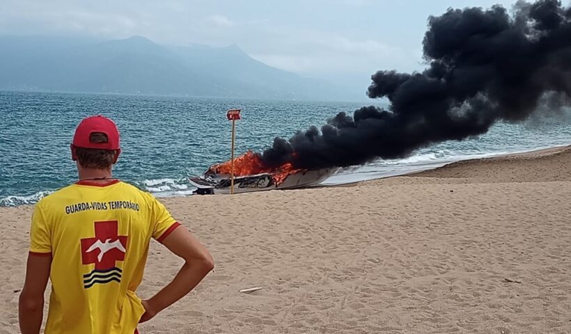 Bombeiros combatem incêndio em lancha na Praia do Capricórnio, em Caraguatatuba