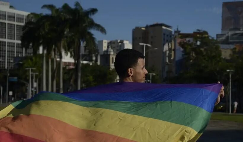 Vaticano aprova bênçãos para casais do mesmo sexo