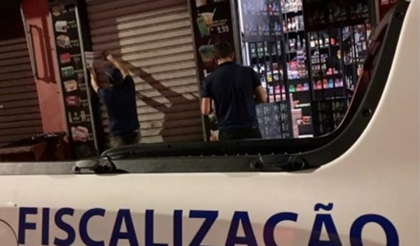 Fiscalização interdita 2 adegas e notifica 4 bares em São José