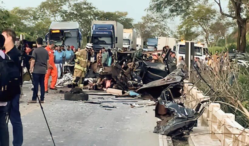 Acidente entre ônibus e caminhonete deixou ao menos 8 mortos em Minas